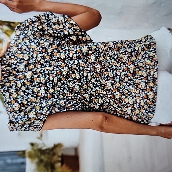 Floral Print Ruffle Trim. High Collar Blouse - Picture 2 of 9